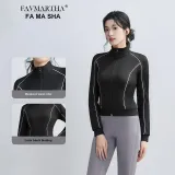 Чёрное пальто + штаны цвета известняк