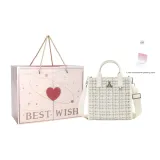 Белая коробка с любовью