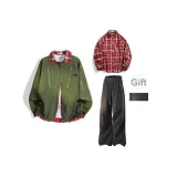 Армейская зеленая куртка + красная рубашка + черные штаны