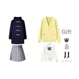 Темно-синий шерстяной пальто + желтый кардиган + белая длинная рубашка + маленькая пледовая короткая юбка + бейдж с бабочкой + носки до икры + пылезащитный чехол + вешалка