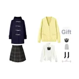 Темно-синий шерстяной пальто + желтый кардиган + белая длинная рубашка + август короткая юбка + бейдж с бабочкой + носки до икры + пылезащитный чехол + вешалка
