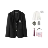 Черный костюм, в комплекте с длинно-рукавной рубашкой, галстуком, пылезащитным чехлом, вешалкой и значком