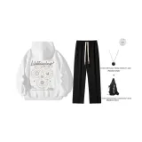Белый свитшот + черные штаны (в комплекте с ожерельем + сумка через плечо)