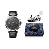 Серебряный корпус с черным циферблатом, черный ремешок.