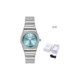 Серебряный корпус, синий циферблат.