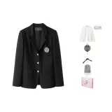 Черный костюм, в комплекте с длинно-рукавной рубашкой, пылезащитным чехлом, вешалкой и значком