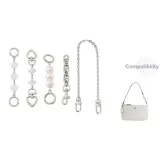 Белый четырехлистный клевер, сердце, застежка 15 см + жемчужина 13 см + белый цвет камелии 15 см + нос свиньи 12 см + декоративная цепь 40 см.