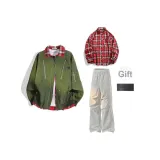 Армейская зеленая куртка + красная рубашка + светло-серые штаны