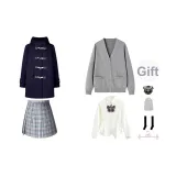 Темно-синий шерстяной пальто + серый кардиган + белая длинная рубашка + мини юбка + бейдж с бабочкой + носки до икры + пылезащитный чехол + вешалка