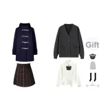 Темно-синий шерстяной пальто + темно-серый кардиган + белая длинная рубашка + юбка с оборками + банты, значок, носки до икры, пылезащитный чехол, вешалка