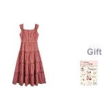 Бежевый с красным в клетку узор.