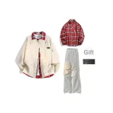 Хаки куртка + красная рубашка + светло-серые штаны