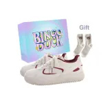 Бежевые и красные носки.