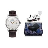 Серебряный корпус с белым циферблатом, розовый указатель, коричневый ремень.