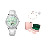 Украшенный стразами, серебряный корпус, зеленый ободок, белый ремешок.