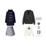 Темно-синий шерстяной пальто + темно-серый кардиган + белая длинная рубашка + маленькая юбка-платье + бейдж с бабочкой + носки до икры + пылезащитный чехол + вешалка