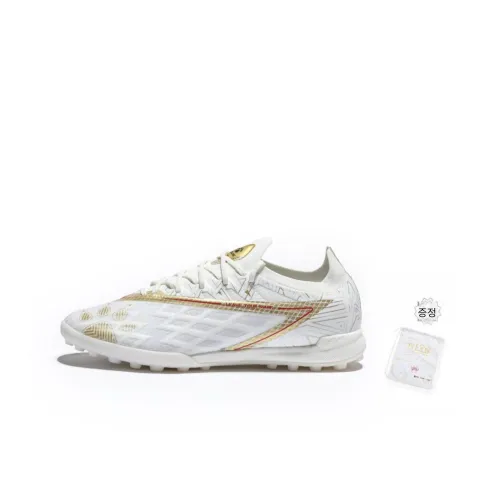 KELME Shadow 1,5 Футбольные бутсы Низкие Белый Золото Унисекс