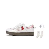 Белый, красный - носки включены.