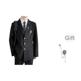 Черное пальто с бесплатным значком