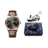 Розовый корпус, черный циферблат, коричневый кожаный ремешок.