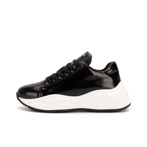 PRADA Низкий топ Повседневная обувь Женская