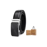 Гладкий простой черный ремень с серебряной пряжкой.