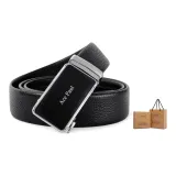 Чёрный ремешок с серебряной пряжкой.