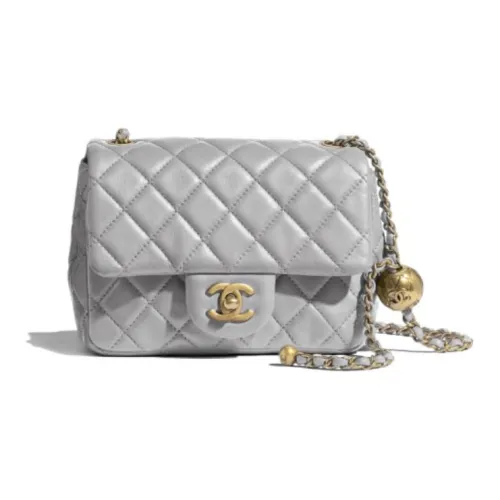 CHANEL Сумки через плечо Женские