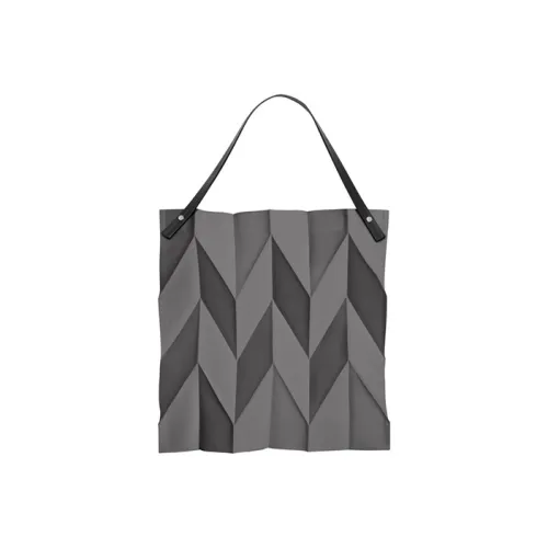 ISSEY MIYAKE Сумки через плечо Женские