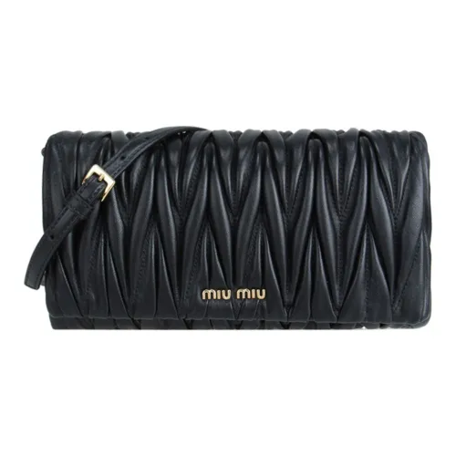 MIU MIU Мателассе Сумки через плечо Женские