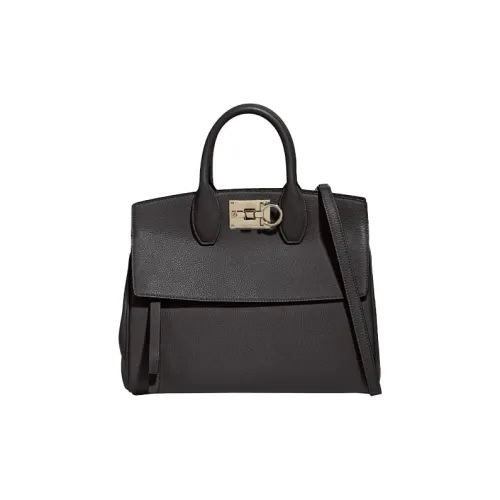 Ferragamo Сумка для покупок из крупнозернистой текстуры коровьей кожи плечевая сумка маленькая женская черная