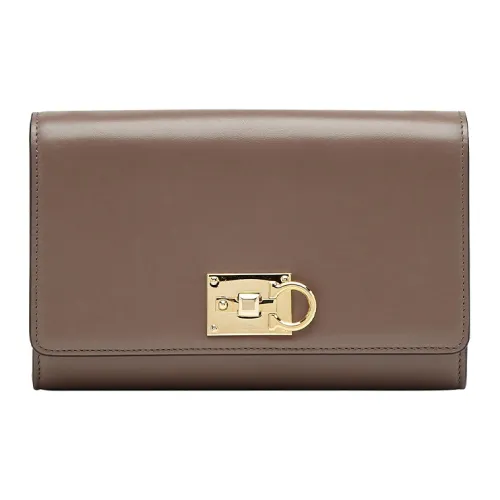 Ferragamo Клатчи Женские