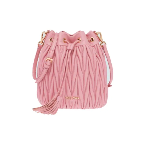 MIU MIU Matelassé Sheepskin Ведрообразные сумки Сумки через плечо Сумка на плечо Женская Розовая