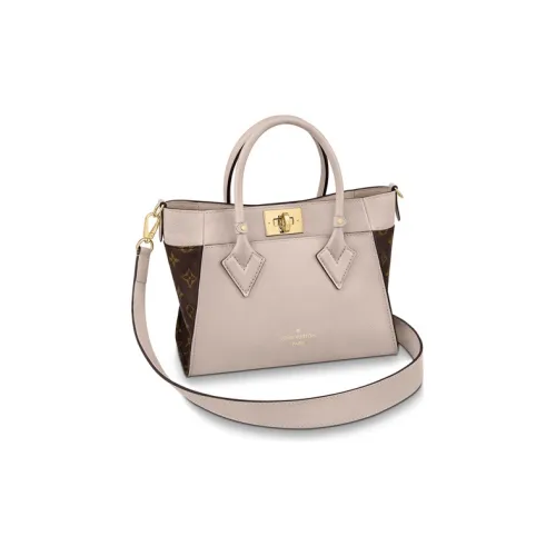 LOUIS VUITTON On My Side Мягкий Телячья кожа Портативный Сумка через плечо Сумка на плечо Маленькая Женская Бежевая