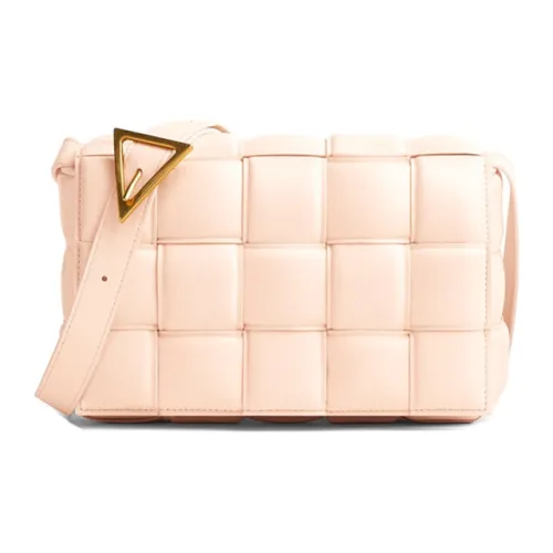 Bottega Veneta Padded Cassette Sheepskin Pillow Bag Shoulder Bag Regular Women's Washed Peach Pink Bottega Veneta Padded Cassette Овчина Сумка-подушка Сумка через плечо Обычный Женские Промытый Дынный Розовый