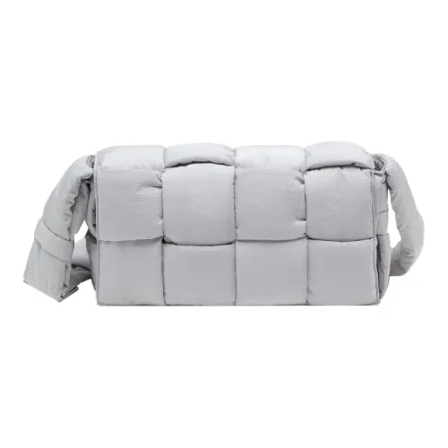 Bottega Veneta Padded Tech Cassette Нейлоновая Сумка-подушка Сумка через плечо Средняя Мужская Серого цвета