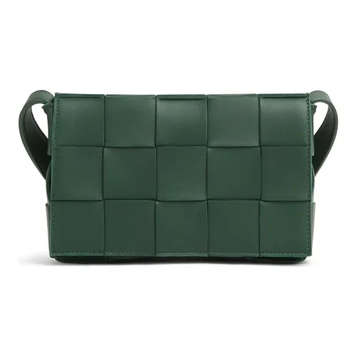 Bottega Veneta Cassette Овчина Пэчворк из кожи Сумки кросс-боди Средний Женские Дождь Деревянно‑зеленый