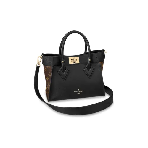 LOUIS VUITTON On My Side Монограмма Холст Мягкая Телячья Кожа Сумка через плечо Маленькая Женская Черная