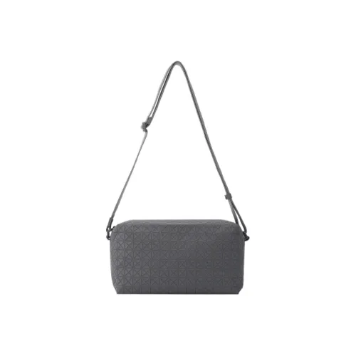 ISSEY MIYAKE Kuro Сумки через плечо Унисекс