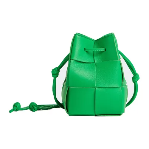 Bottega Veneta CASSETTE Pillow Bag Корова Кожа Ведрообразная Сумка Плечевая Сумка Женская Зеленая