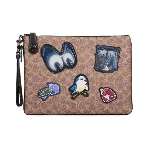 COACH Disney COACH Turnlock Wristlet 30 Disney Collaboration Холст и кожа Клатч Большой Мужской Коричневый с монограммой