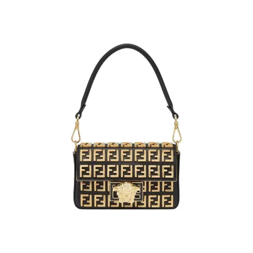 FENDI Сумки через плечо Женские