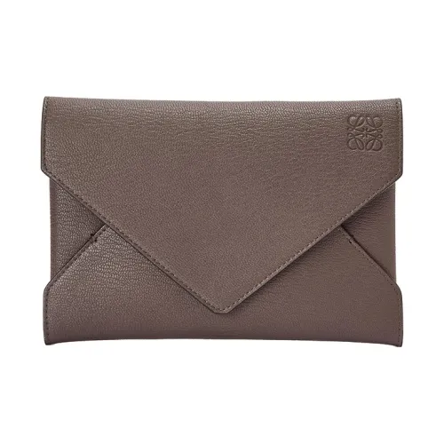 LOEWE Клатчи Женские