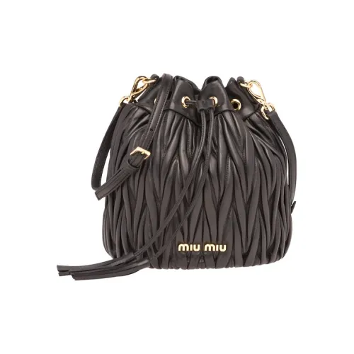 MIU MIU Matelassé Мягкий Сумка-ведро из овечьей кожи Сумка через плечо Женская Черная