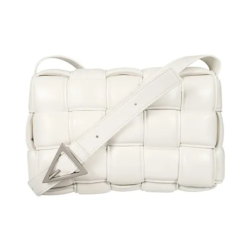 Bottega Veneta Padded Cassette Sheepskin Pillow Bag Crossbody Bag Shoulder Bag Women's White Боттега Венета Паддед Кассета Шипскин Пиллоу Баг Сумка через плечо Сумка на плечо Женская Белая