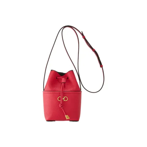 Ferragamo Gancini Hammered Текстура Телячья кожа Ведрообразная Сумка Сумка через плечо Мини Женская Красная