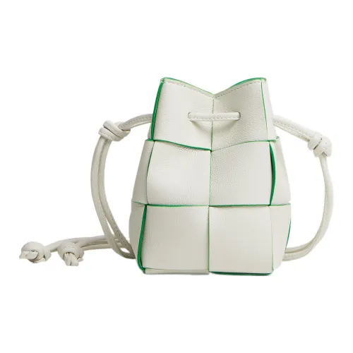 Bottega Veneta CASSETTE Pillow Bag Grained Телячья кожа Ведрообразная Сумка Сумка через плечо Мини Женская