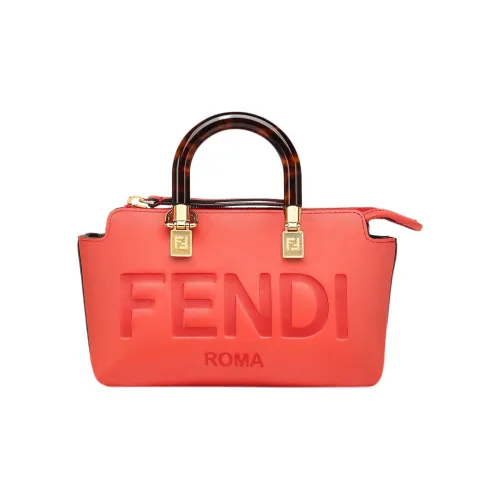 FENDI Женские клатчи