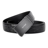 Чёрный ремешок с металлической пряжкой.