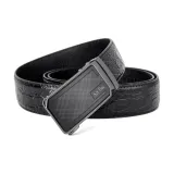 Чёрный ремешок с металлической пряжкой.